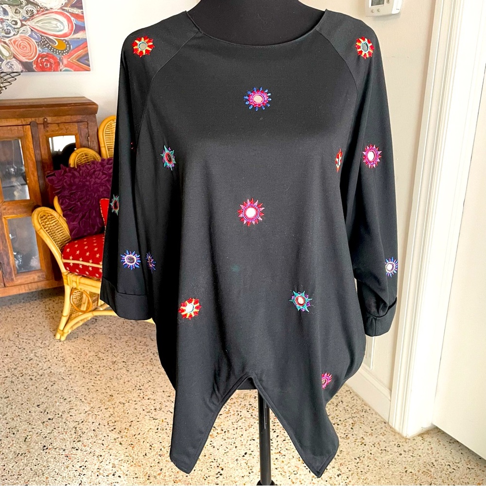 BONNIE BOERER & Company Unique Black Batwing Sleeve Knit Top with Embroidery. Md